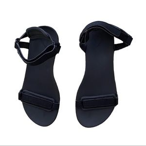 Women’s sandal. Size 6. Color Black.